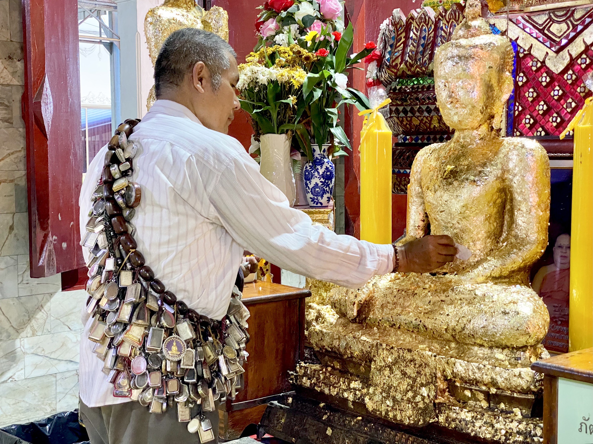 นครนายก หนุ่มใหญ่ขับแท๊กซี่ แขวนพระเต็มคอ ไหว้หลวงพ่อปากแดง