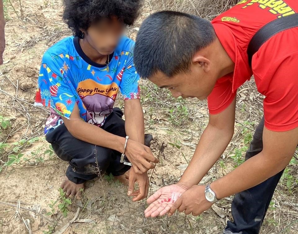 รวบหนุ่ม 18 ปี ทั้งเสพ-ขายยาบ้า กลางสวนยางพารา 
