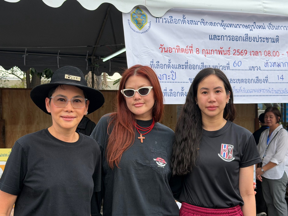 “ตั๊น จิตภัสร์” ควงครอบครัวเข้าคูหาพระราม 9 ชวนคนไทยใช้สิทธิเลือกตั้ง-ประชามติ กำหนดอนาคตประเทศ