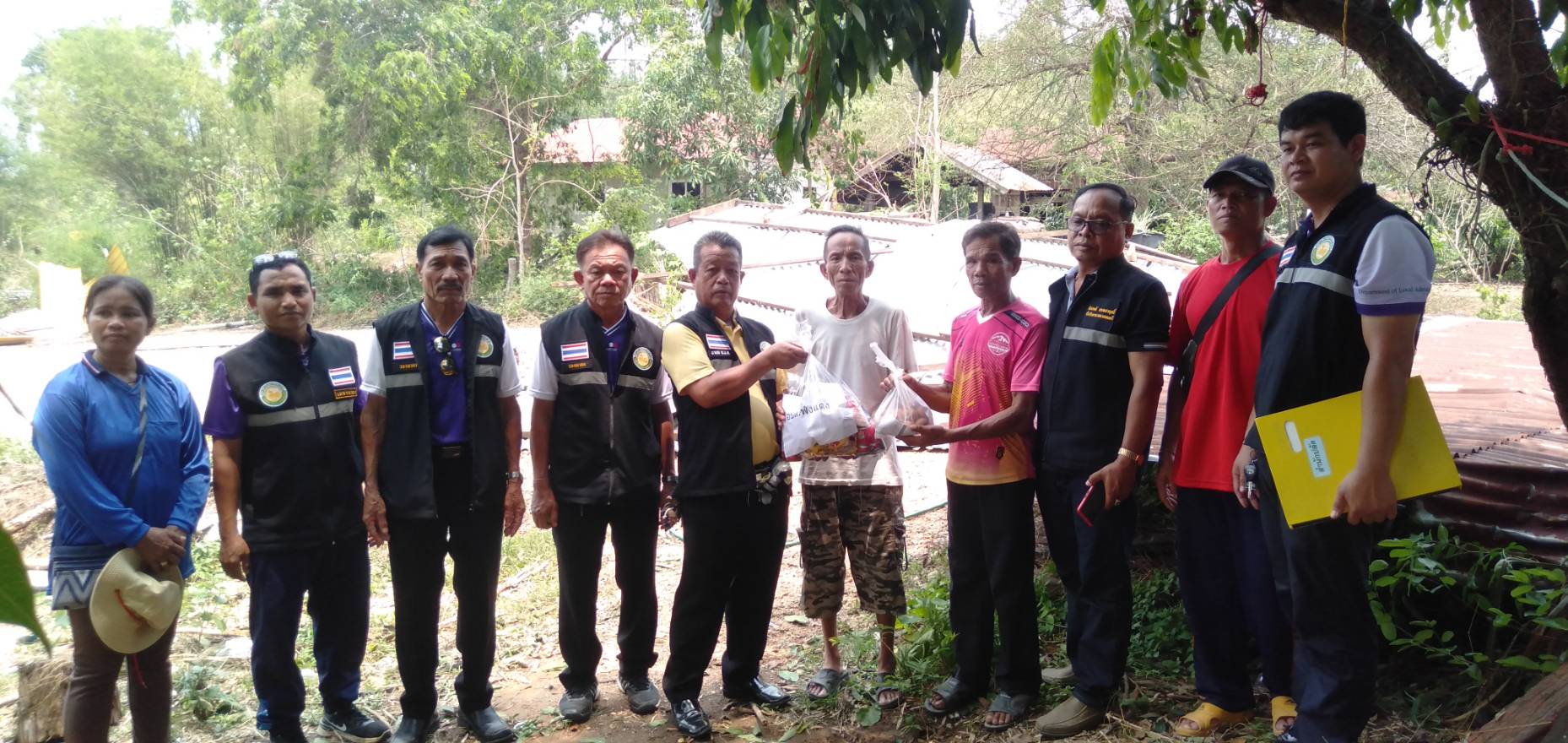 องค์ท้องถิ่นมุกดาหาร เร่งช่วยเหลือประชาชนหลังพายุฤดูร้อนถล่ม 3 ตำบล