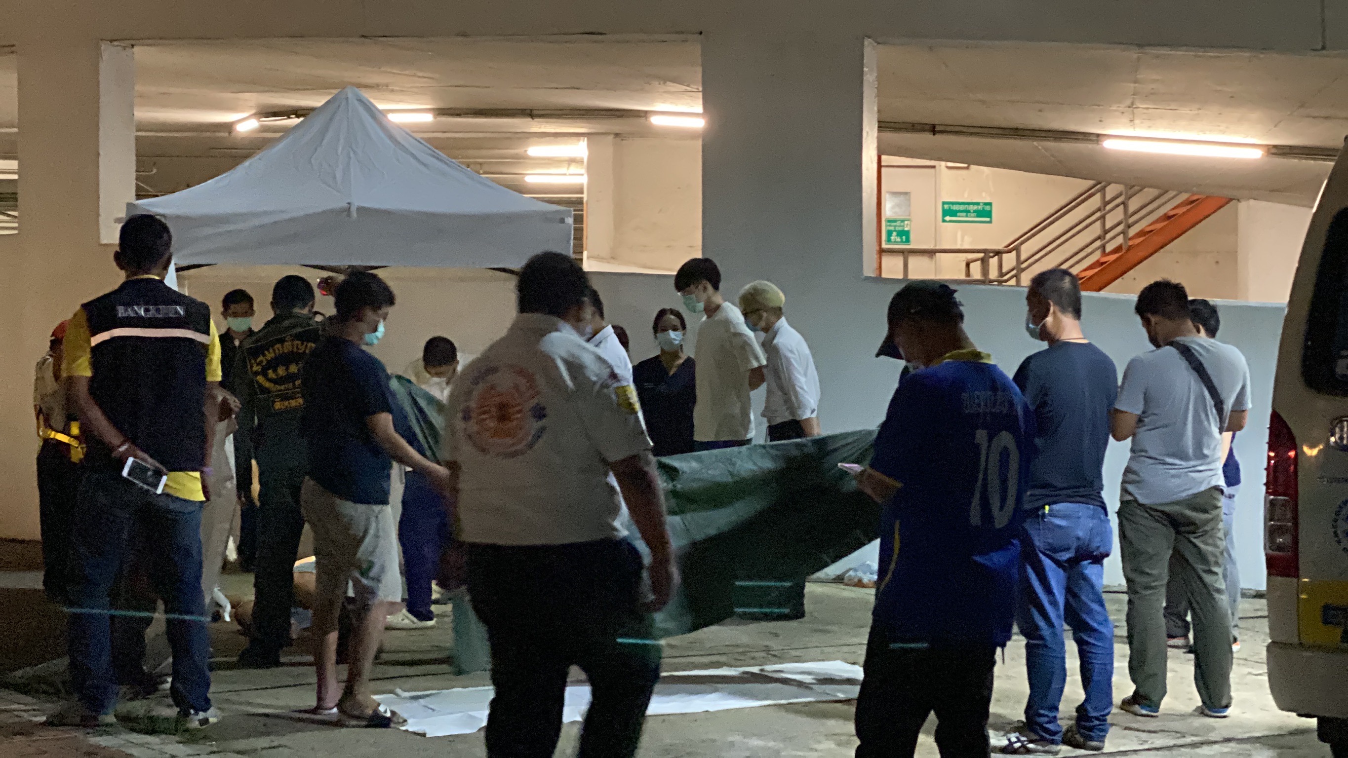 หนุ่มมีปัญหาเรื่องเงิน ป่วยเป็นโรคซึมเศร้า เครียดโดดลานจอดรถห้างดังย่านรามอินทราดับ
