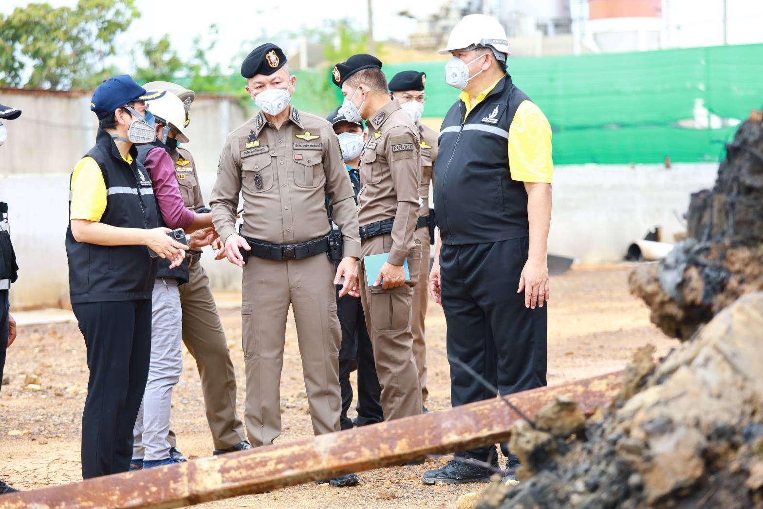 ผู้ช่วยผบ.ตร.ลงพื้นที่ติดตามคดีเพลิงไหม้โกดังเก็บสารเคมีในอยุธยาและระยอง  