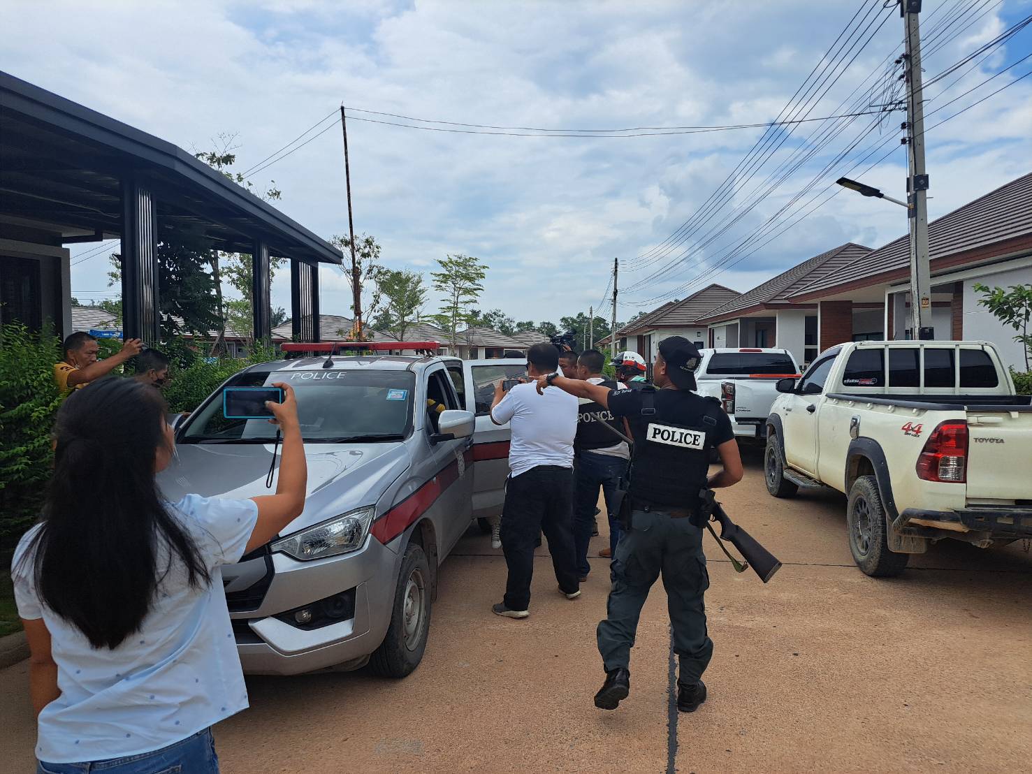 ตร.ควบคุมสถานการณ์ระทึกขวัญโรงเรียนดังหลังสวนได้แล้ว ผู้ต้องหาถือปืนยาวเข้าโรงเรียนยอมมอบตัว 