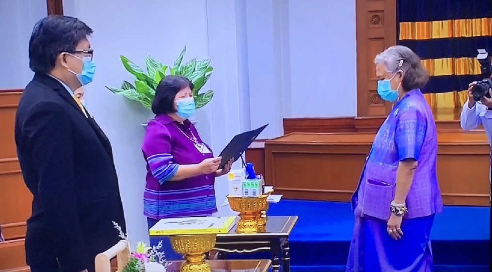 โรงเรียนพระปริยัติธรรมสามัญศึกษาปัญญาทีปวิทยานุสรณ์ น้อมเกล้าถวาย "ผ้ามัดย้อมสีธรรมชาติ  ต้นจาก"