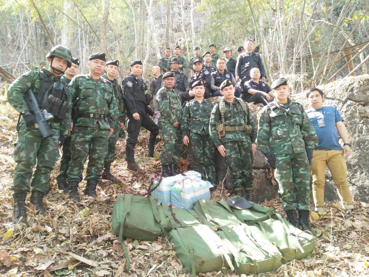 ทหารปิดล้อมค้นบ้านลีซอ-มูเซอยึดยาบ้ารวม 5.6 ล้านเม็ด​ ไอซ์ 34 กก.
