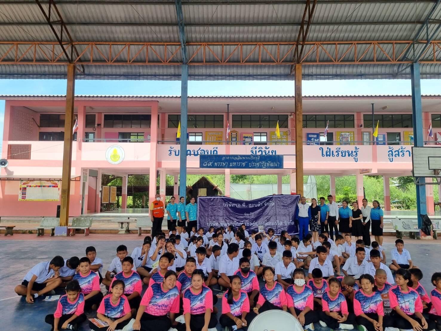นายอำเภอเมืองอ่างทองมอบวุฒิบัตรให้แก่ผู้ผ่านการฝึกอบรมเยาวชนขับขี่ปลอดภัยเสริมสร้างวินัยจราจร 