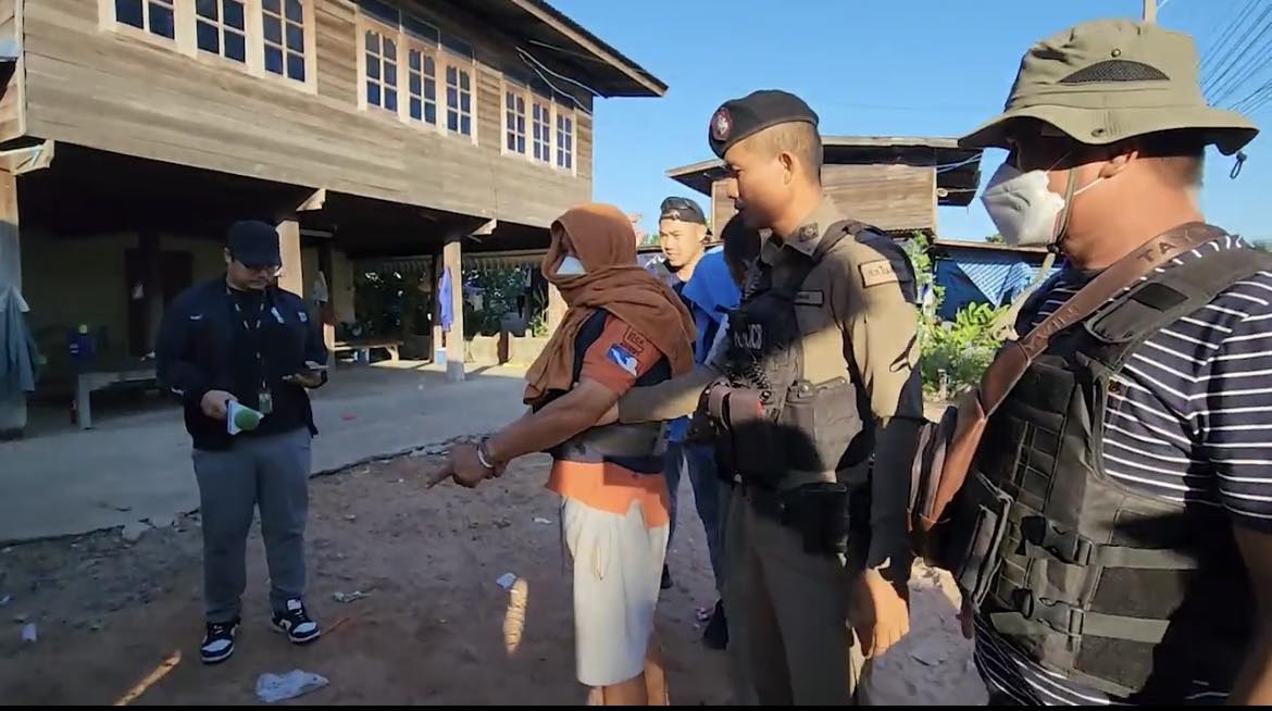 ตร.ขอนแก่น คุมตัวคนร้ายฆ่าหนุ่มทิ้งศพในไร่อ้อย ขณะที่ญาติพี่น้องและเพื่อนบ้านตะโกนด่าทอสาปแช่ง 