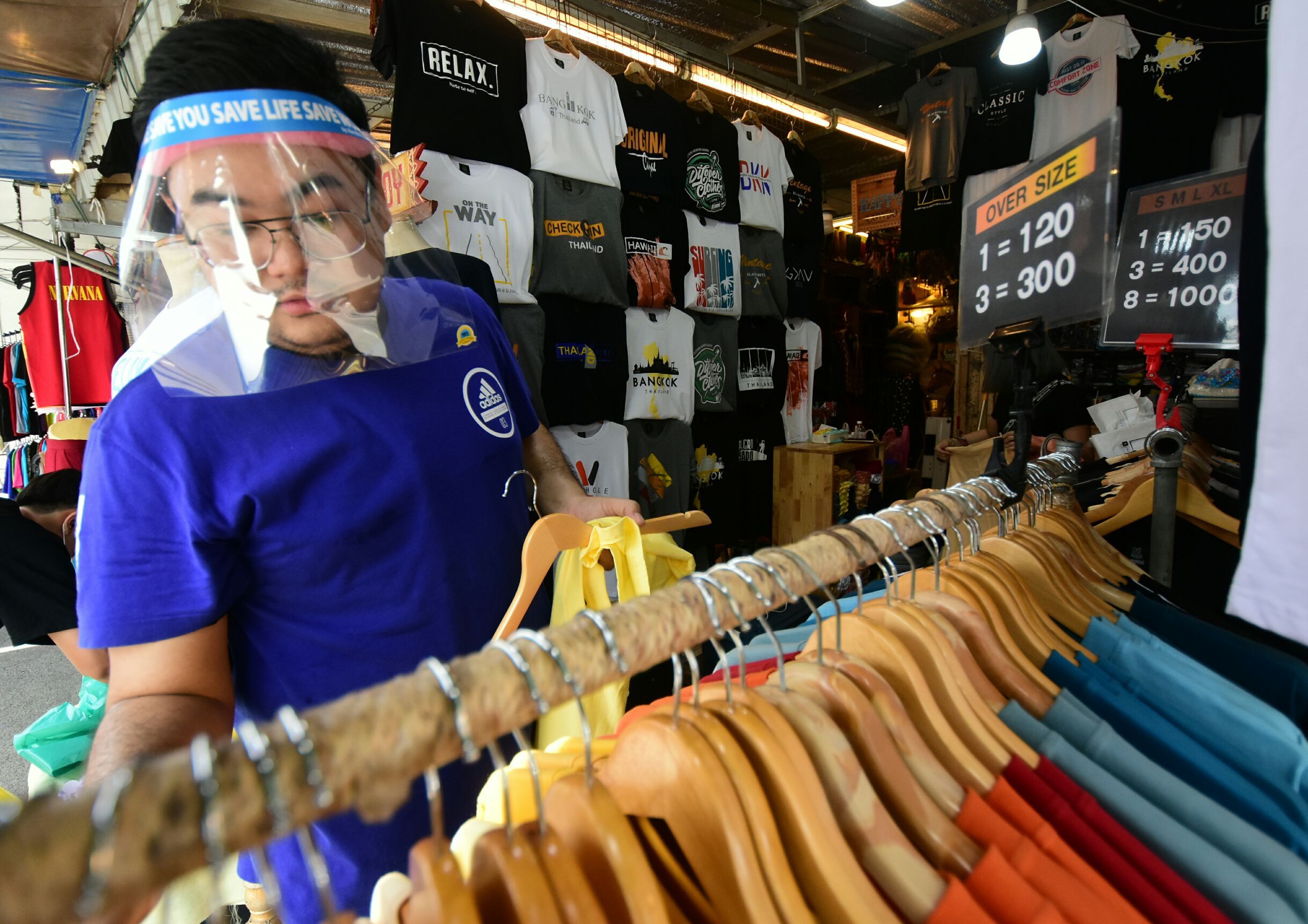 "ตลาดนัดจตุจักร" เปิดให้บริการวันแรก กทม.คุมเข้มคัดกรองโควิด