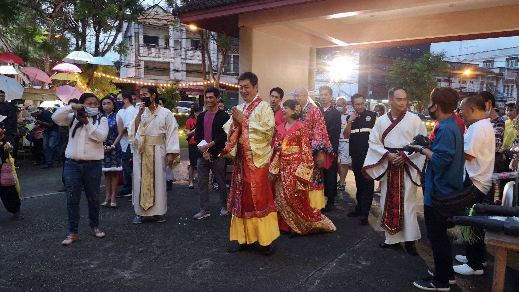 ฮือฮา! ผู้ว่าฯตรัง นำทีมส่วนราชการเอกชนทรงเครื่องสวมชุดจีน แถลงข่าว "เปิดยุทธจักรความอร่อย ตะลอนเที่ยว ตะลุยชิมอาหารชื่อดังจังหวัดตรัง 4 – 8 พ.ย. 63"