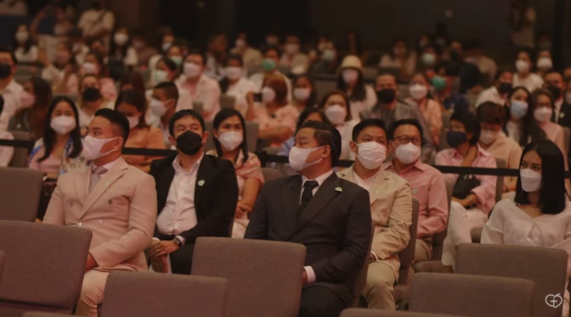 'โรเบิร์ต-ปอ-จ๊อบ' งดตอบสื่อหลังเดินทางเข้าร่วมพิธีไว้อาลัย 'แตงโม'