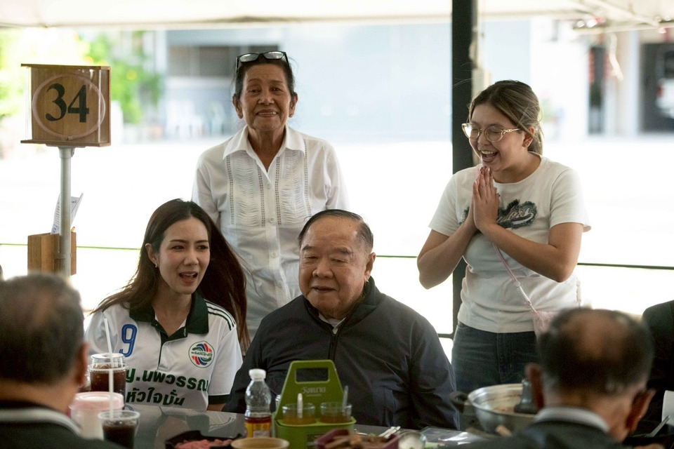 “ลุงป้อม” ผันตัวเป็นนักชิมตามรีวิว หลังวางมือทางการเมือง พาเพื่อนวัยเก๋า ตะลุยชิมก๋วยเตี๋ยวเนื้ออร่อยย่านวัชรพล 