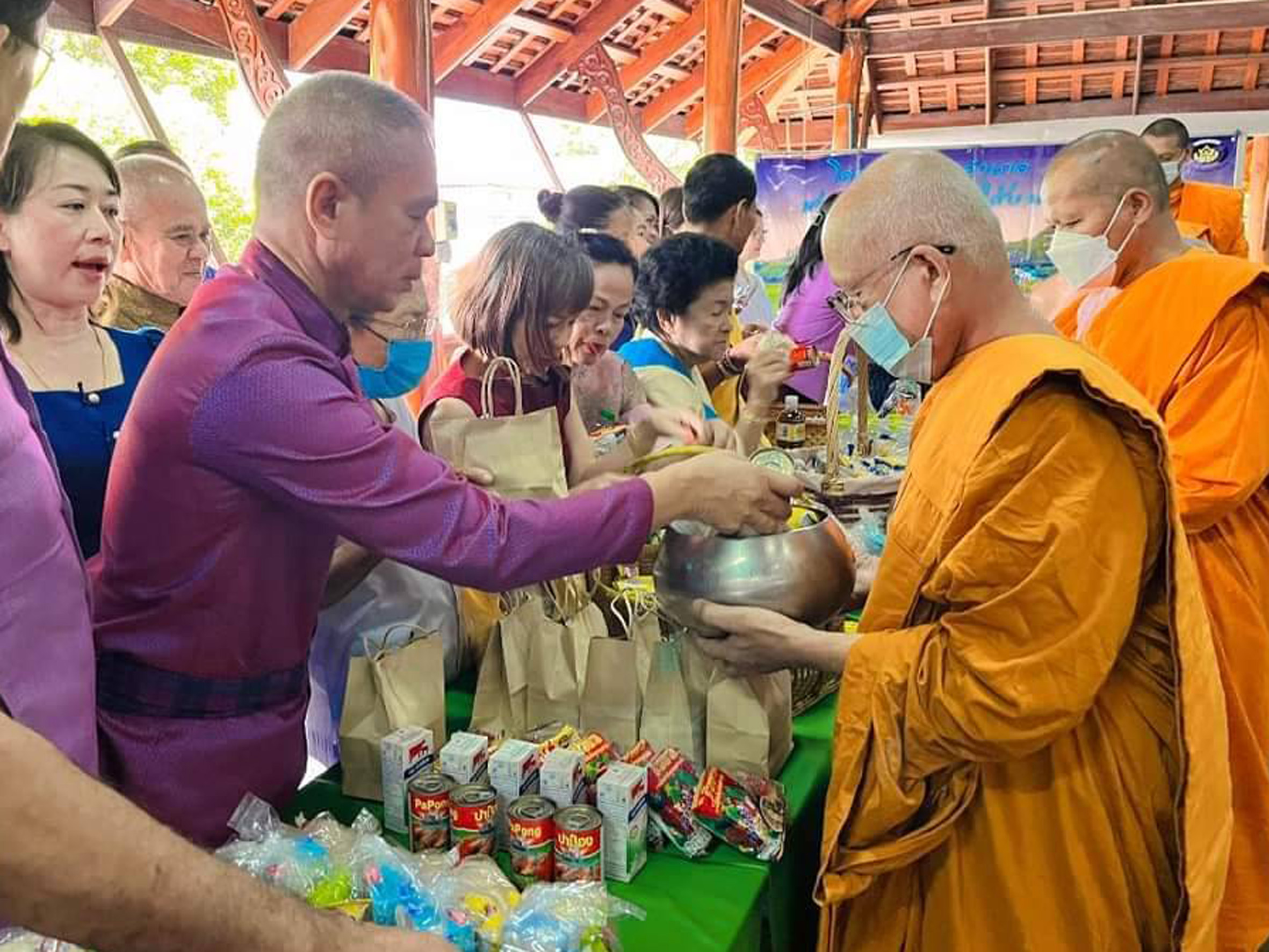 เทศบาลโพตลาดแก้ว ร่วมสวมใส่ผ้าไทยใส่บาตร เพื่อสืบสานประเพณีวัฒนธรรมของชาวพุทธ