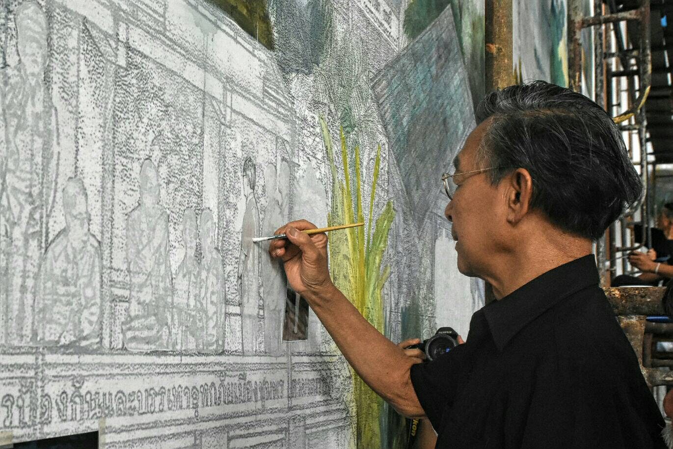 “ชวน หลีกภัย” ศิษย์เก่าช่างศิลป์ร่วมลงสีจิตรกรรมพระที่นั่งทรงธรรม