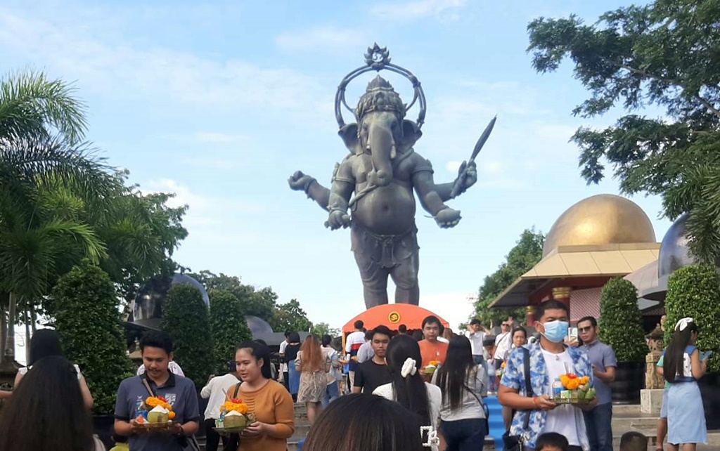 วันหยุดพักผ่อน คนแห่ขอพร "พระพิฆเนศปางยืน" คลองเขื่อน แปดริ้วนับ 1,000 คน