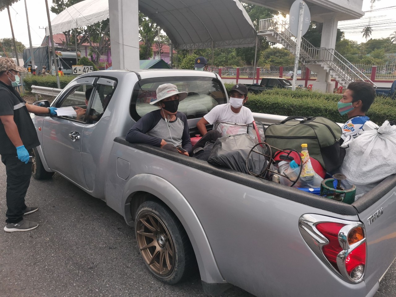 ประชาชนทะลักออกจากภูเก็ต​ กลับภูมิลำเนา​ ทำรถติดยาว