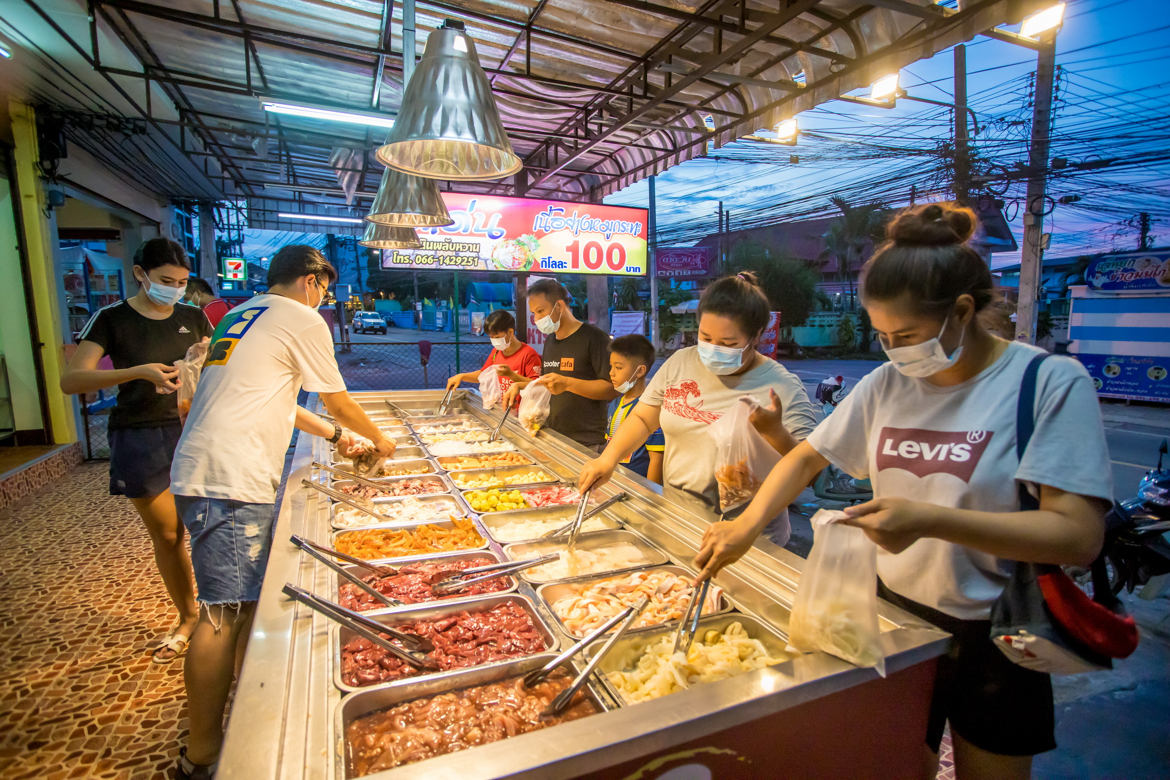  นายตำรวจเปิดร้านหมูกระทะตักกินบ้านลดโควิดเพียงกิโลละ 100 บาท 