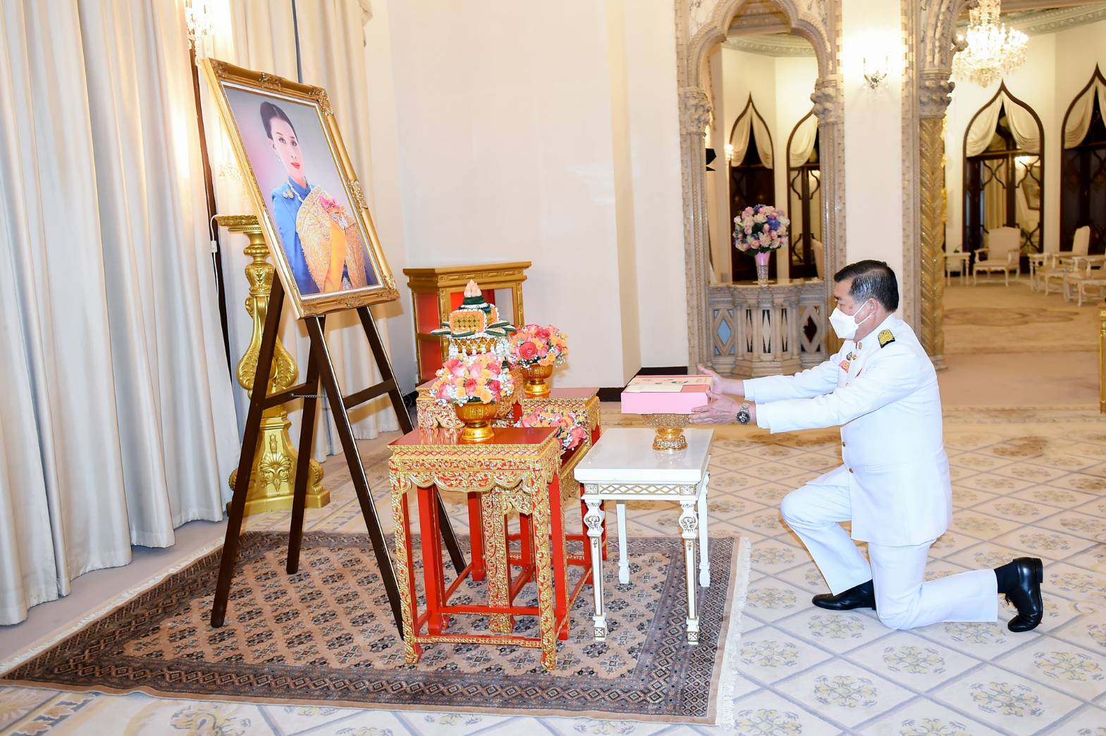 "นิพนธ์" เข้ารับพระราชทานของขวัญปีใหม่ เบื้องหน้าพระฉายาลักษณ์สมเด็จพระเจ้าลูกเธอ เจ้าฟ้าพัชรกิติยาภาฯ