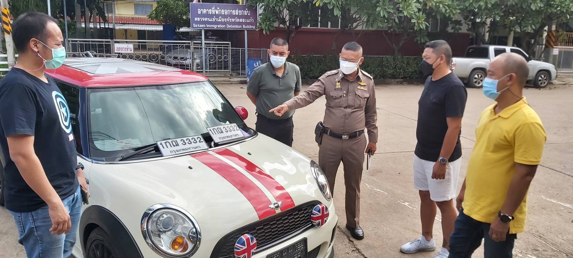 ตร.บุกจับผู้ต้องหาทำป้ายทะเบียนปลอม  