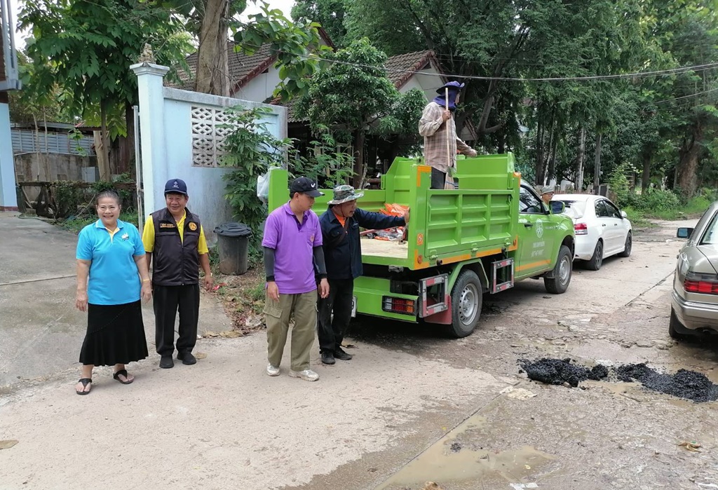 ทน.แม่สอด นำกองช่าง ลงพื้นที่ชุมชนมณีไพรสณฑ์ เทศบาลนครแม่สอด ปรับปรุง ซ่อมแซม ปรับปรุงถนน 