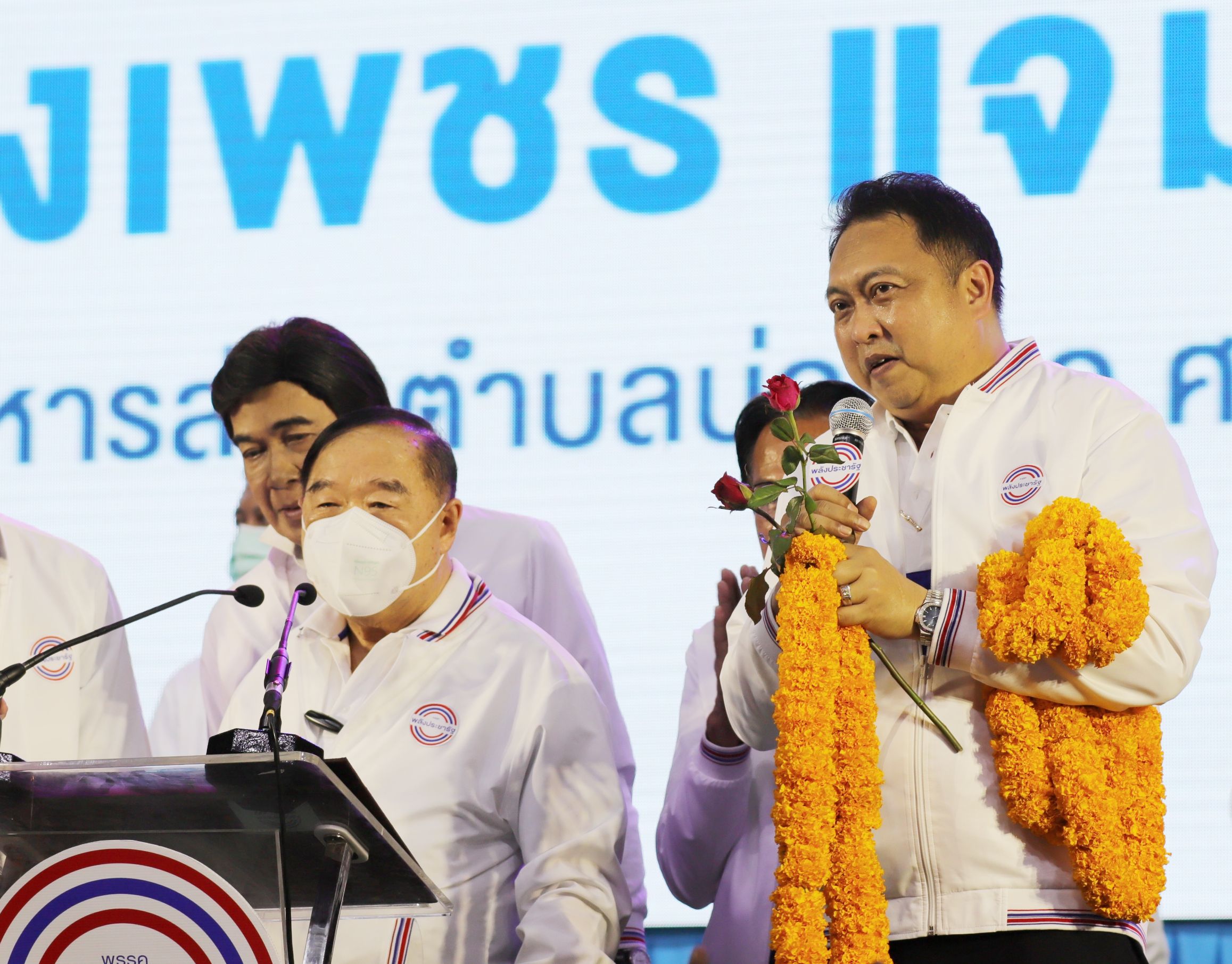 'บิ๊กป้อม' 'เสี่ยเฮ้ง' นำทัพ โรดโชว์ชลบุรี ชาวบ้านต้อนรับเป็นหมื่นคน ตีปี๊บผลงานพลังประชารัฐ 