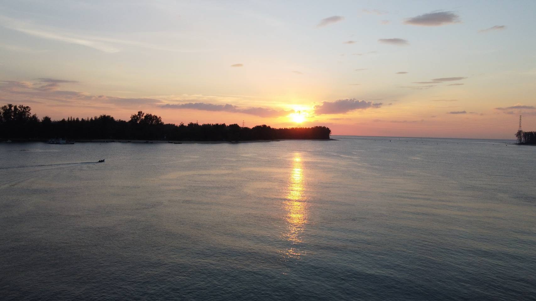 สุดฟิน! ชมพระอาทิตย์ตกที่หาดท่านุ่นริมสะพานรักสารสิน