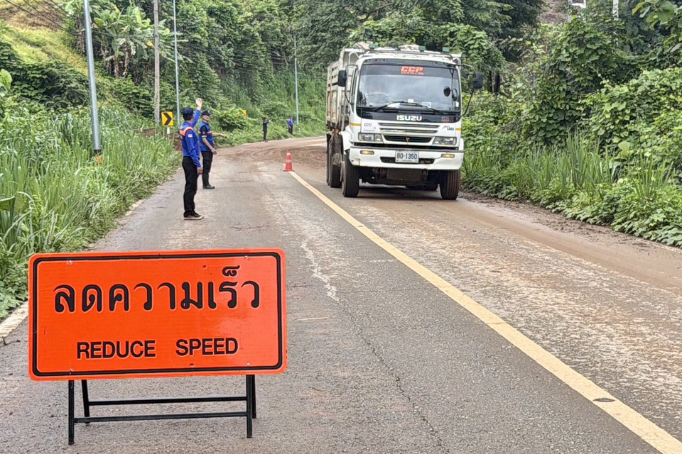 ทหารนพค.36 สนธิกำลังลุยเปิดถนนสาย 105 สบเมย–แม่สอด หลังดินสไลด์ปิดทับเส้นทาง 