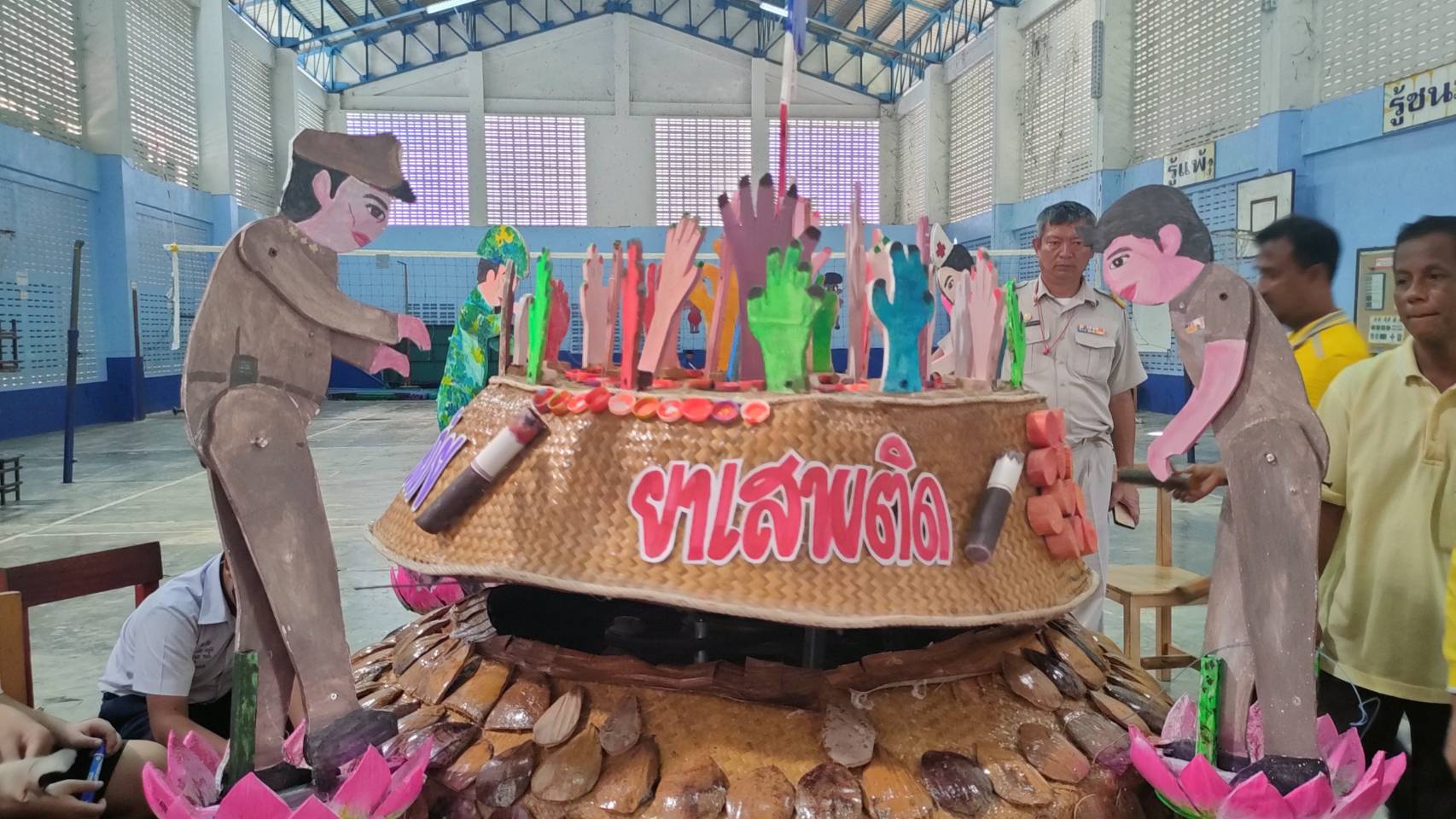 ไอเดียเก๋! นักเรียนสตูล นำวัสดุในชุมชนประดิษฐ์กระทงความคิดสร้างสรรค์ร่วมต้านยาเสพติด