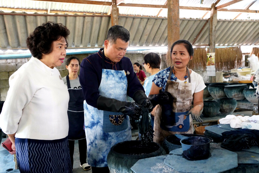อธิบดี พช. เยี่ยมชม “เฮือนนางคราม” แหล่งภูมิปัญญาผ้าย้อมคราม สร้างรายได้สู่ชุมชน