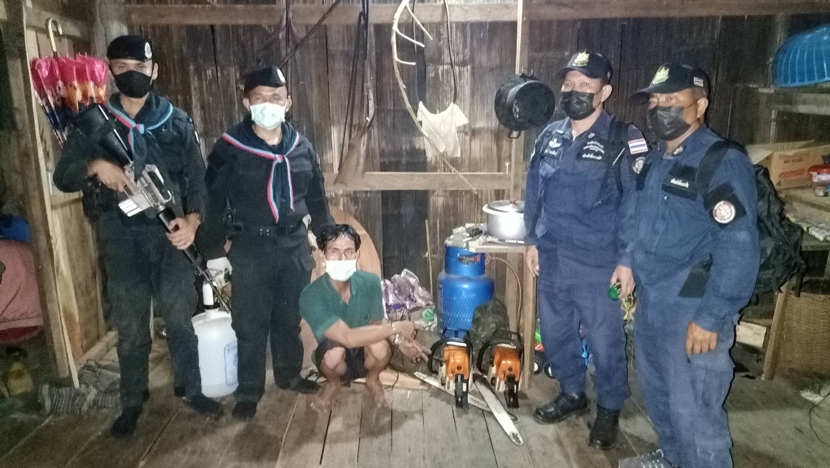  ปิดล้อมตรวจค้นหมู่บ้านเป้าหมาย พบทั้ง ยาบ้า ไม้เถื่อน อาวุธปืน