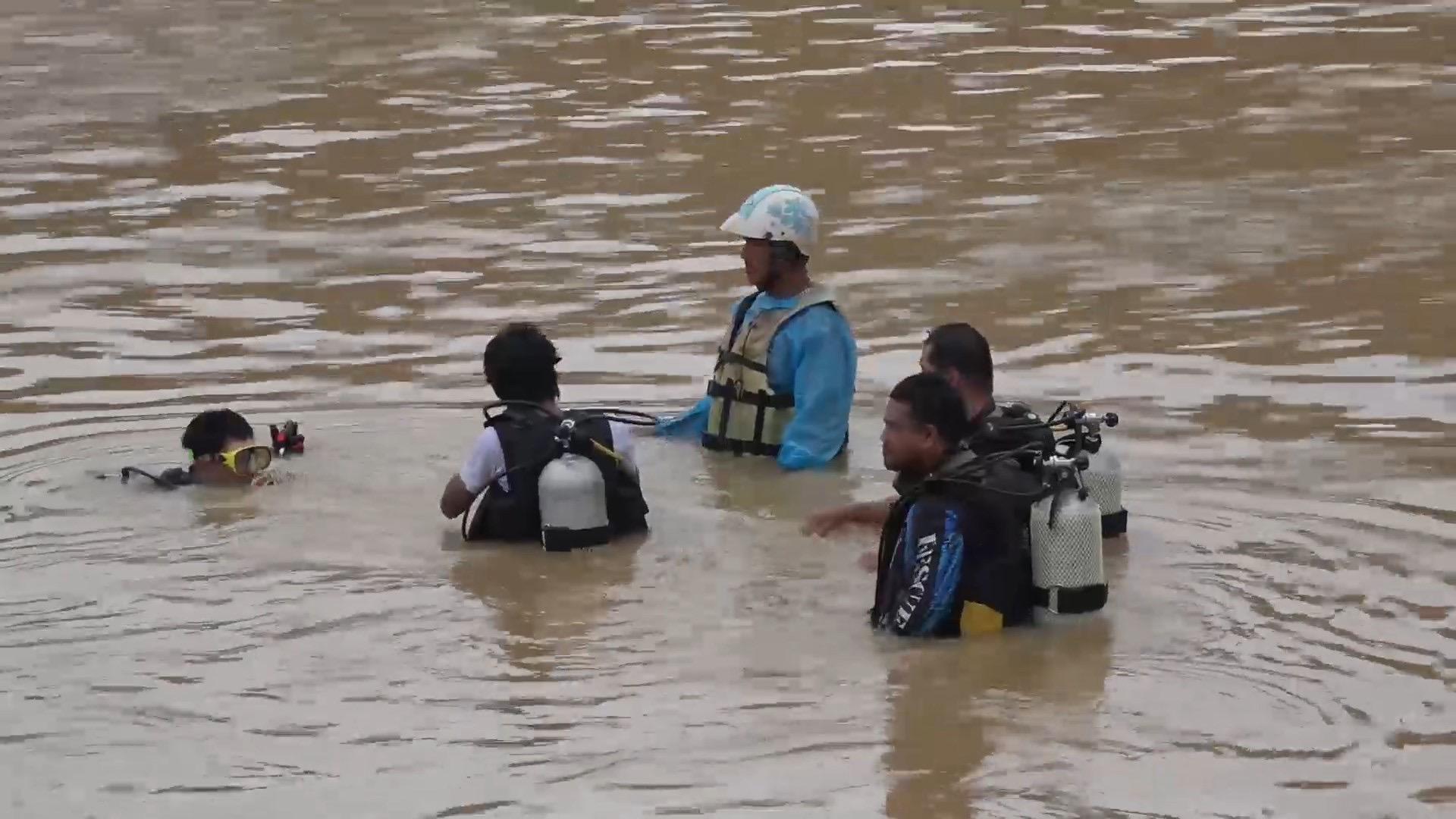 กู้ภัยฯหาดใหญ่นำนักประดาน้ำลงคลอง ร.1 เร่งงมหาเด็ก ป.6 จมหาย