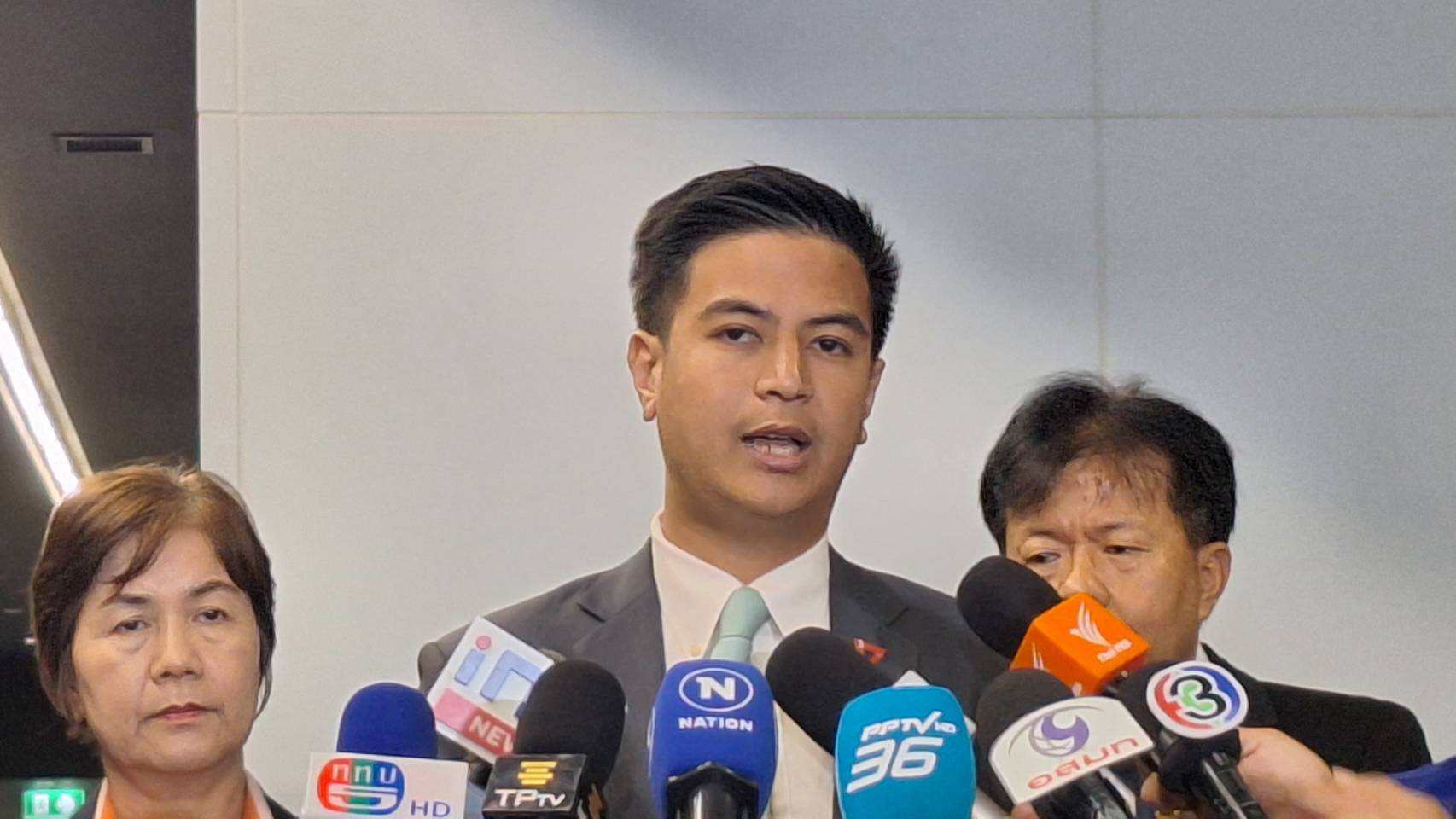 “โฆษกพรรคปชน.” ลั่นไม่ทำการเมืองลงถนนร่วมม็อบ “สนธิ”ไล่รัฐบาล ขอใช้กลไกสภาฯตรวจสอบอย่างเดียว