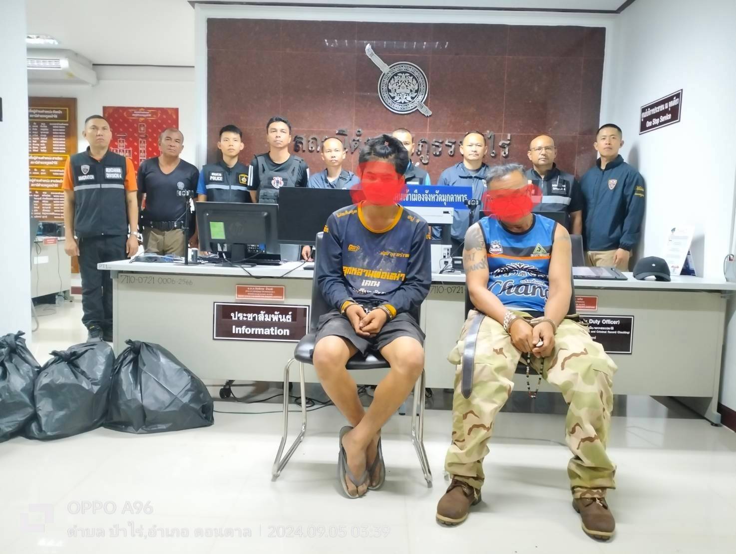  ตำรวจภูธรมุกดาหาร จับแก๊งจีนแอบลักลอบเข้าประเทศ พบมือถือกว่า 1 ร้อยเครื่อง 