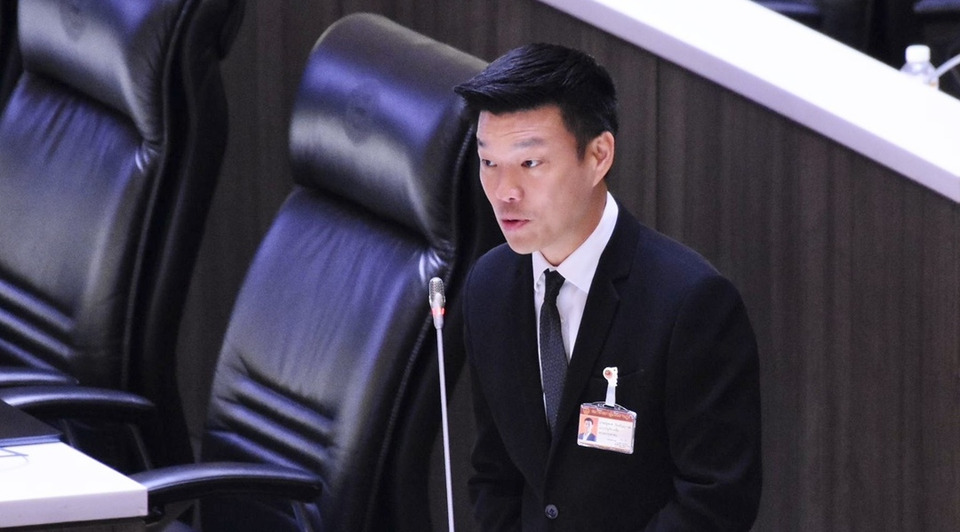"ณัฐพงษ์" เตือนรัฐบาลตั้งโจทย์ชายแดนไทย-กัมพูชาให้ชัด แนะใช้ยุทธวิธี "โลกล้อมกัมพูชา" บีบ "ระบอบฮุนเซน" คืนสู่โต๊ะเจรจา