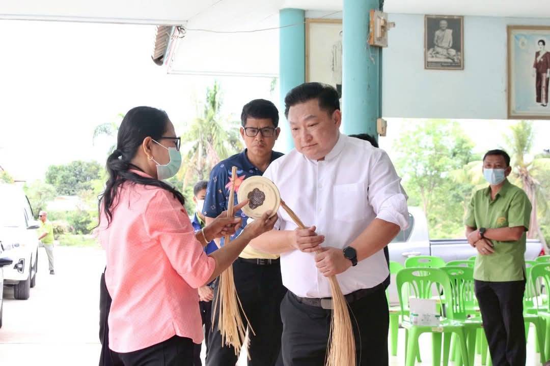 ผู้ว่าฯอ่างทองเยี่ยมกลุ่มออมทรัพย์เพื่อการผลิตจักสานบ้านตลาดใหม่หนุนพัฒนาผลิตภัณฑ์สร้างความเข้มแข็งกลุ่มอาชีพ