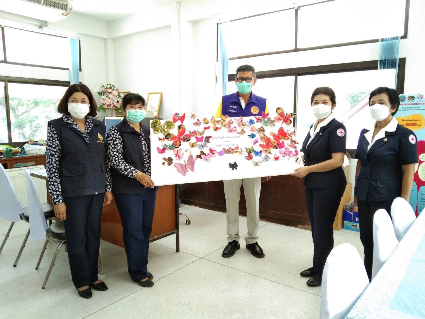 นายกเหล่ากาชาดจังหวัดสุราษฎร์ธานี   นำคณะเยี่ยมชมการประดิษฐ์ผีเสื้อจากผ้าไหม/ผ้าพื้นเมือง
