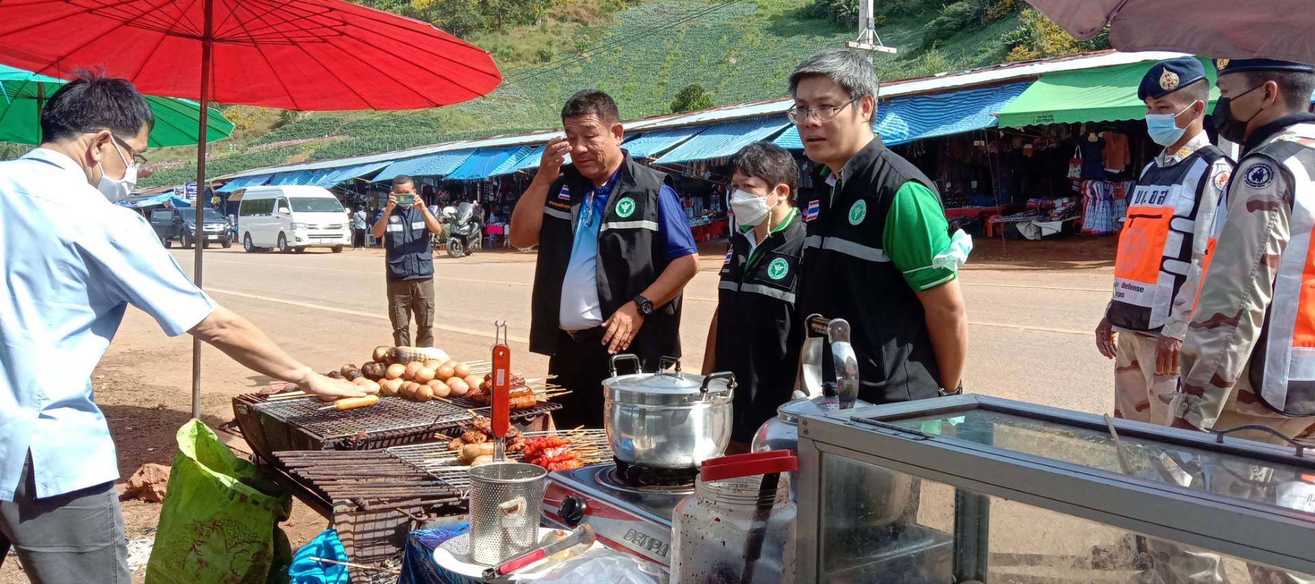 อำเภอขุนยวม นำจนท.สาธารณสุขจังหวัดตรวจร้านจำหน่ายอาหารทุ่งบัวตอง