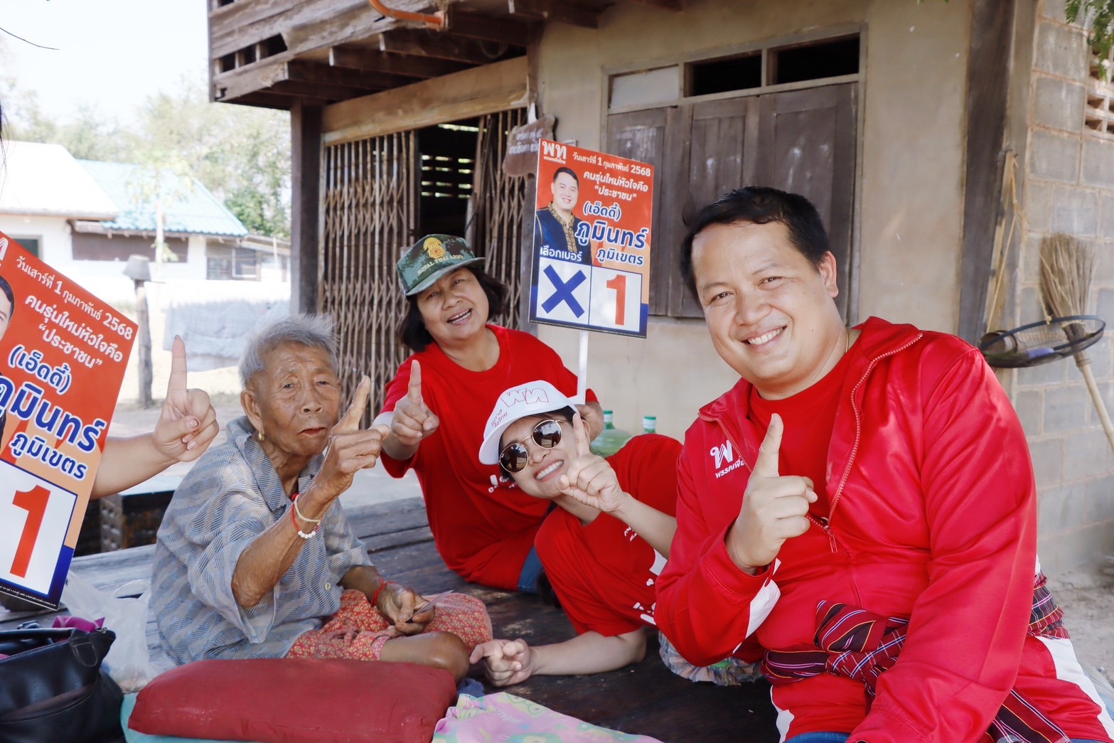 เลือกตั้งส.อบจ.กาฬสินธุ์โค้งสุดท้ายคึกคัก "เอ็ดดี้ เพื่อไทย"ปูพรมขอคะแนนมั่นใจคว้าเก้าอี้อำเภอกุนารายณ์ เขต 2 