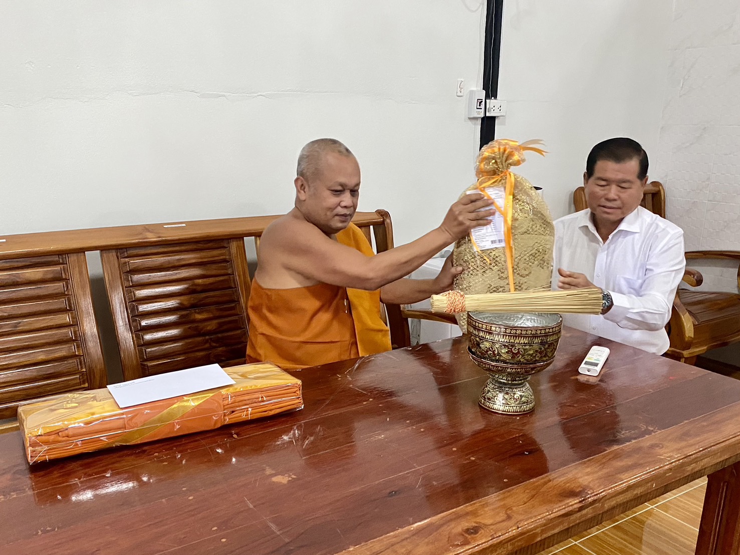 "นิพนธ์" กราบถวายมุทิตาจิต " พระอาจารย์ภัตร อริโย" ได้เลื่อนสมณศักดิ์