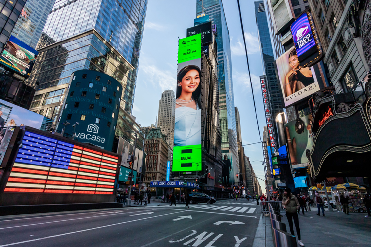 สุดปลื้ม!  “ต่าย อรทัย” ศิลปินลูกทุ่งหญิงคนแรก  ขึ้น Billboard Times Square NYC ในแคมเปญ Spotify EQUAL