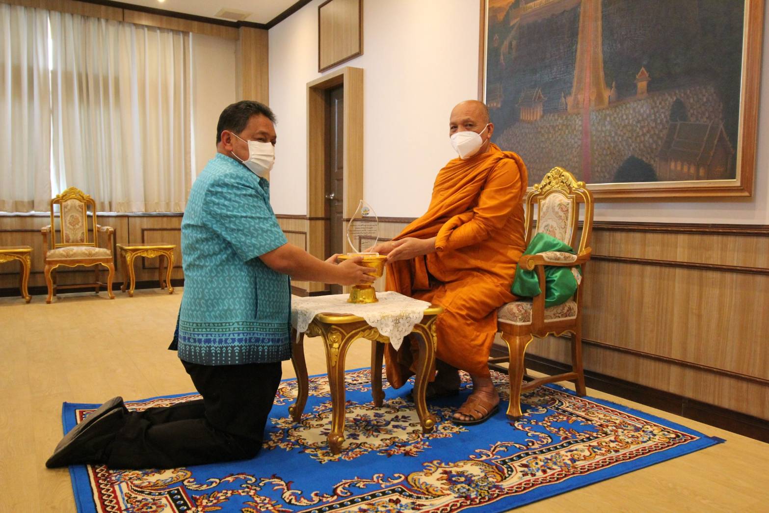 จังหวัดสระบุรีมอบโล่ประกาศเกียรติคุณแด่เจ้าอาวาสวัดโคกมะตูมที่สนับสนุนการรักษาผู้ป่วยโควิด-19
