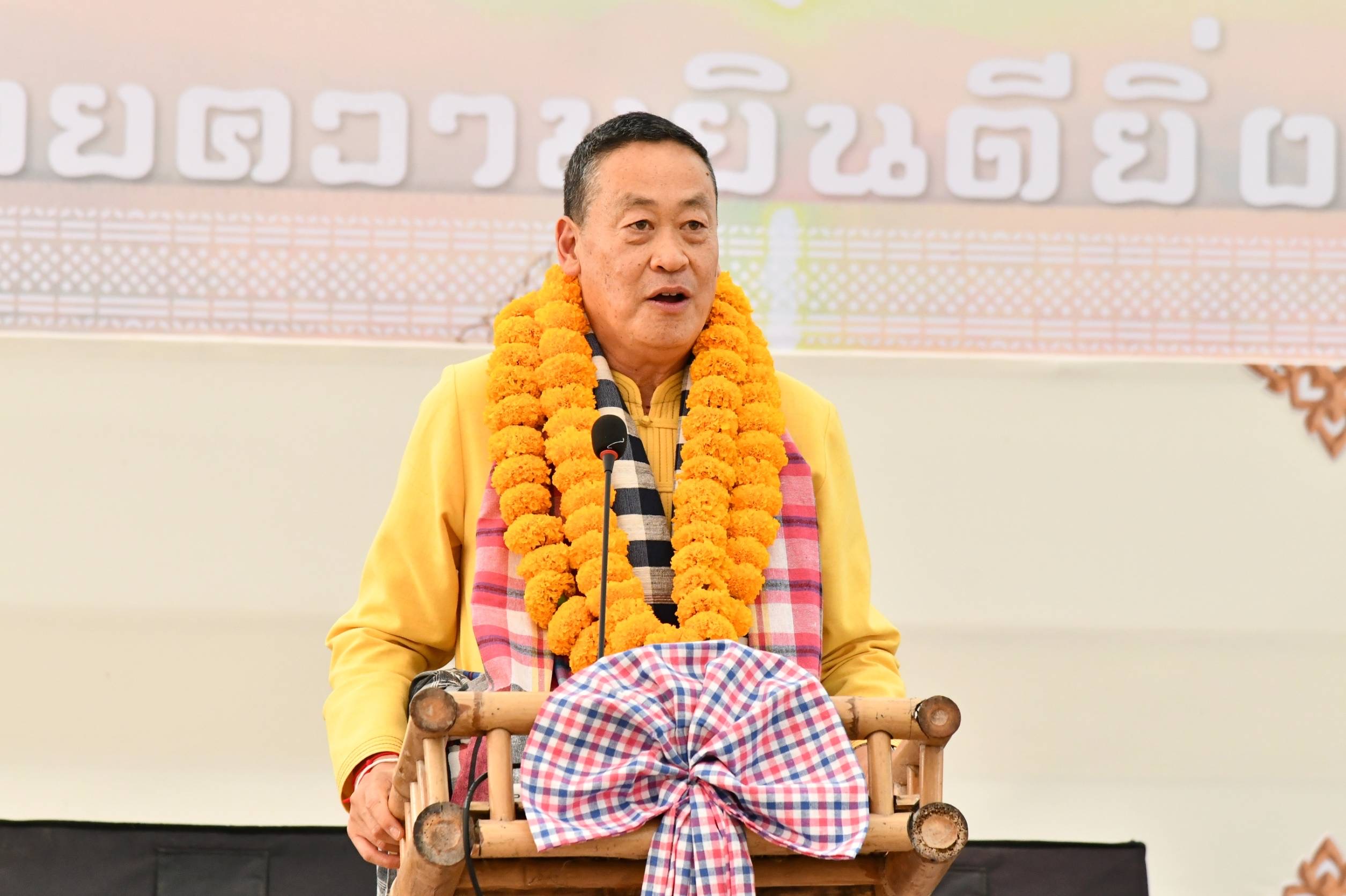 นายกฯ ไหว้พ่อขุนงำเมือง ก่อนพบปชช. บอกพะเยามีศักยภาพสูงพร้อมผลักดันให้เกิดสนามบิน บอกเมืองน่าอยู่ คนน่ารัก อ้อนฮักชาวพะเยาเน้อ 