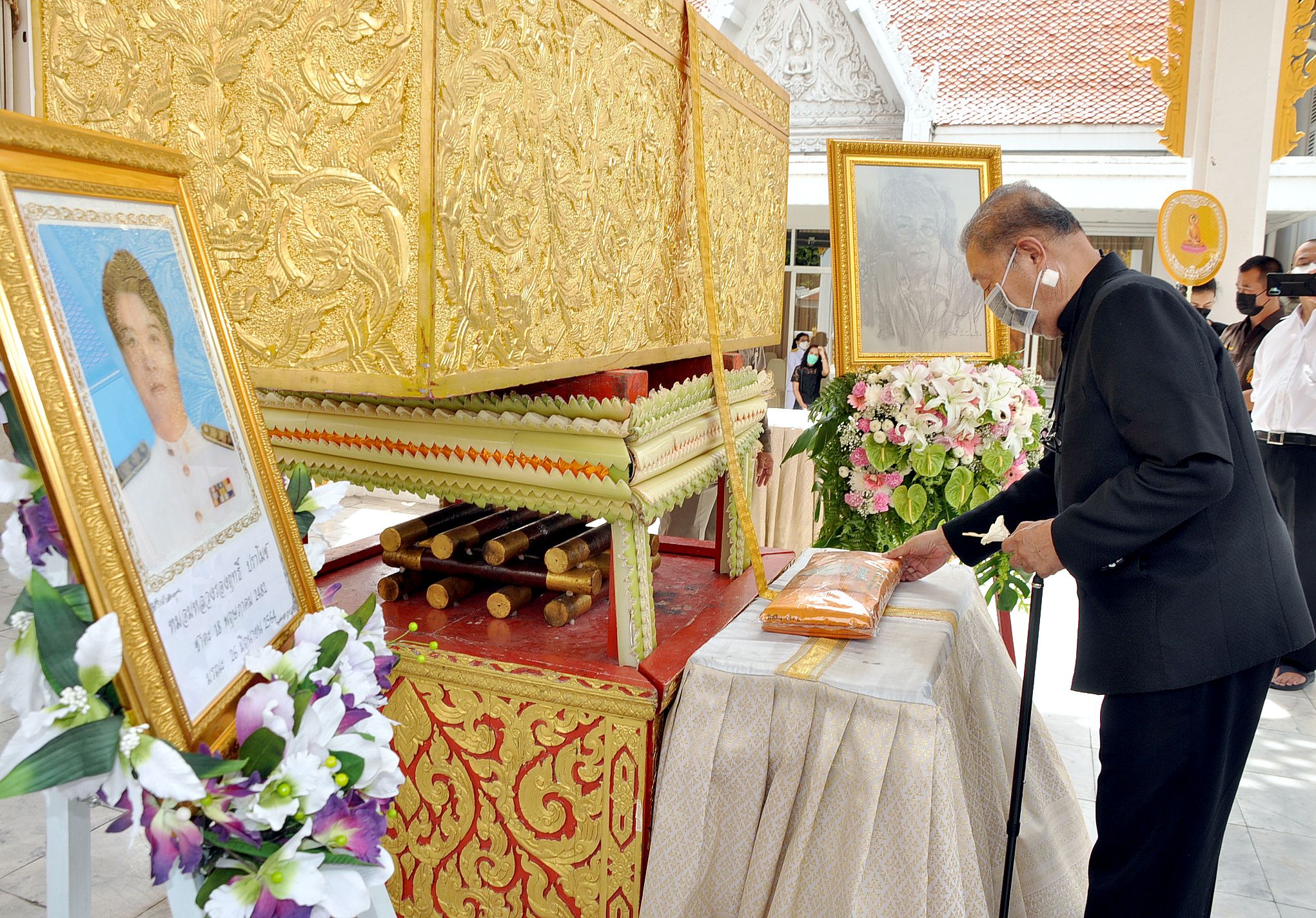   ม.ร.ว.จักรรถ จิตรพงศ์ เป็นประธานในพิธีพระราชทานเพลิงศพ ม.ล.รองฤทธิ์ 