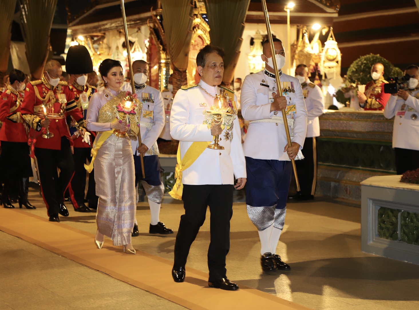ในหลวงและสมเด็จพระราชินีเสด็จฯเวียนเทียนรอบพระอุโบสถวัดพระศรีรัตนศาสดารามทรงบำเพ็ญพระราชกุศลวิสาขบูชา