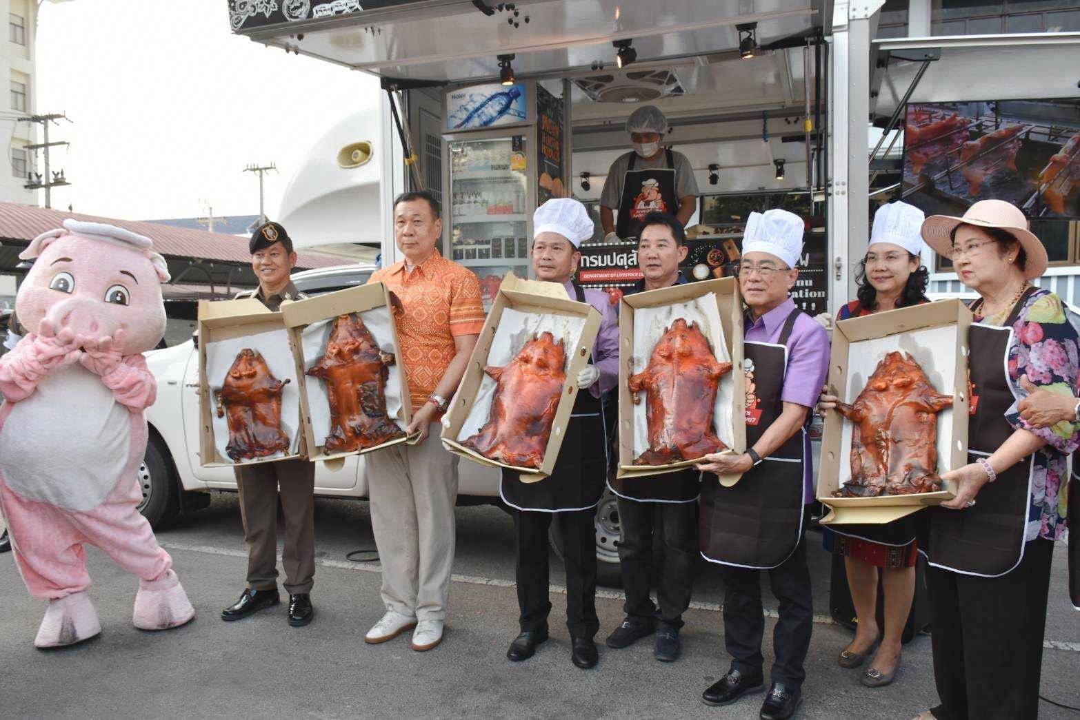 ทำหมูหัน 50 ตัวแจกฟรี ในงานกาชาดราชบุรี