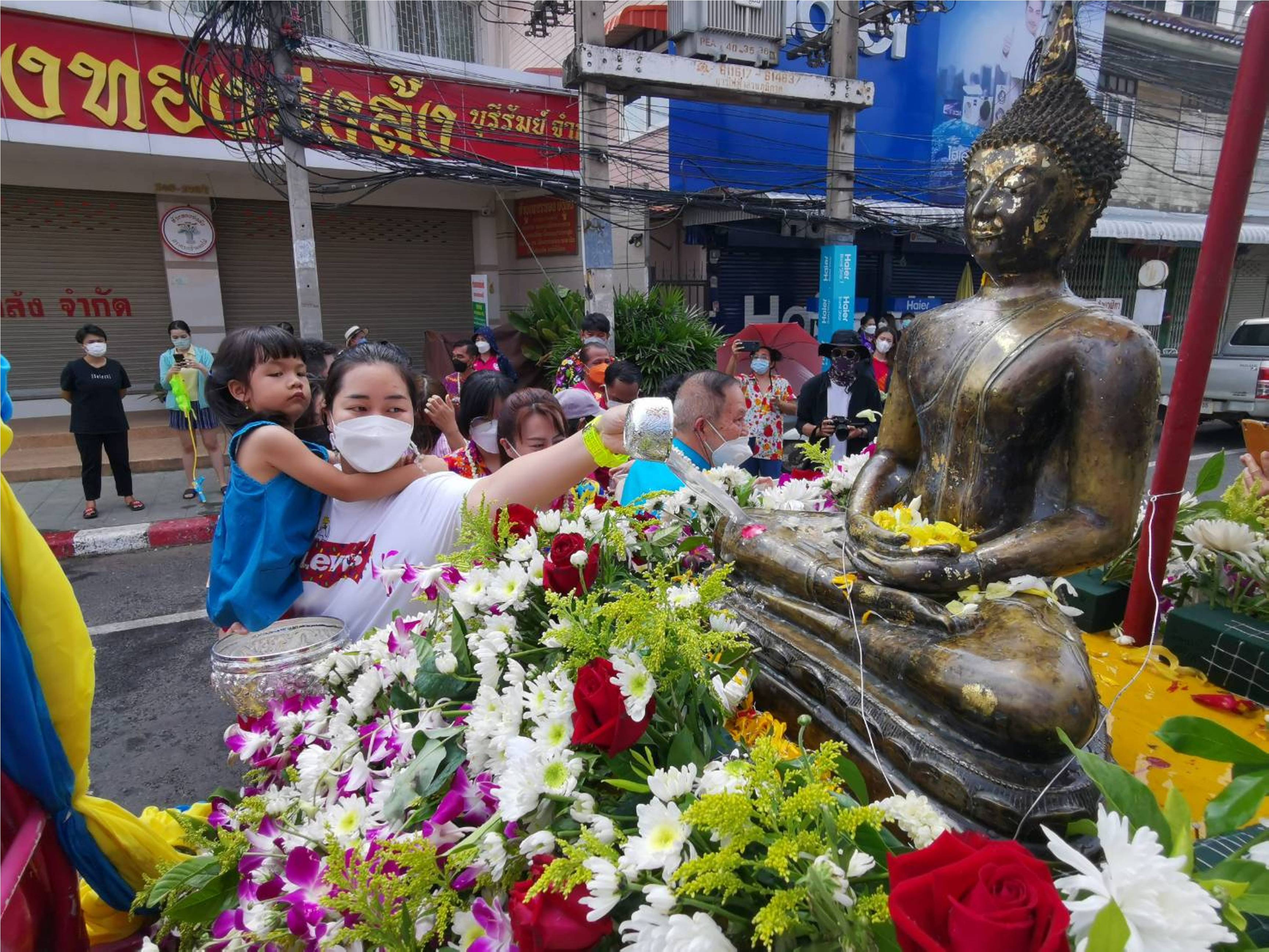  สงกรานต์บุรีรัมย์เริ่มแล้วอัญเชิญพระพุทธสิหิงค์ให้ปชช.สรงน้ำ
