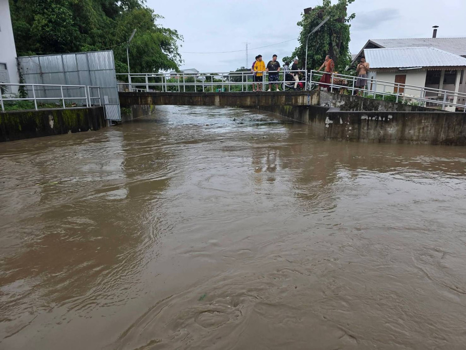 วิกฤตซ้ำซาก! พายุฝนถล่มแม่สอด น้ำทะลักท่วมเมือง อัมพาตหลายสาย-น้ำเน่าผุดซ้ำเติมชาวบ้าน