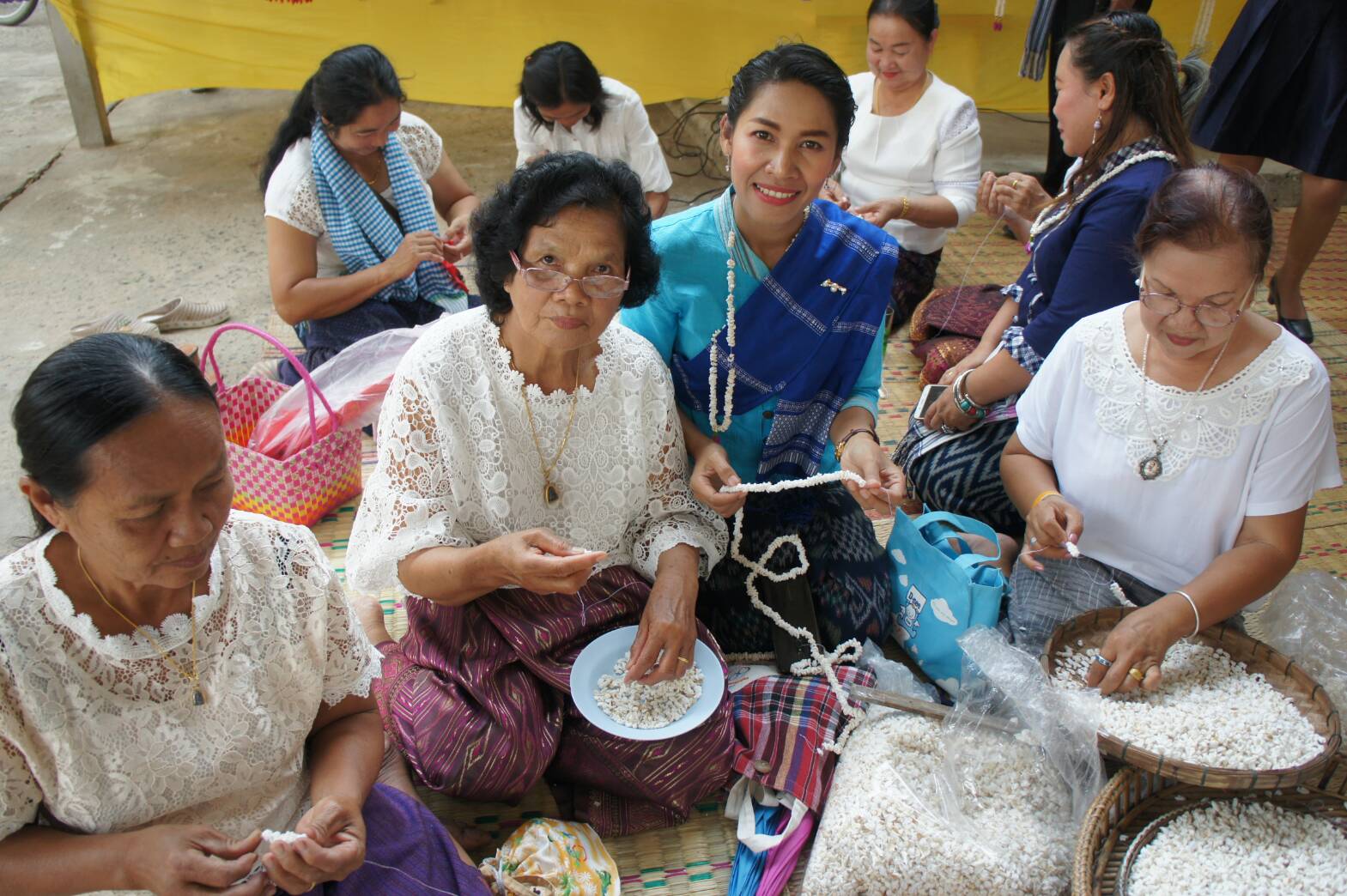  นั่งรถแต๊กๆ ไลฟ์สด พรีอาร์การทำมาลัยข้าวตอกเชิญชวนนทท.ชมประเพณีแห่มาลัยข้าวตอก จ.ยโสธร 