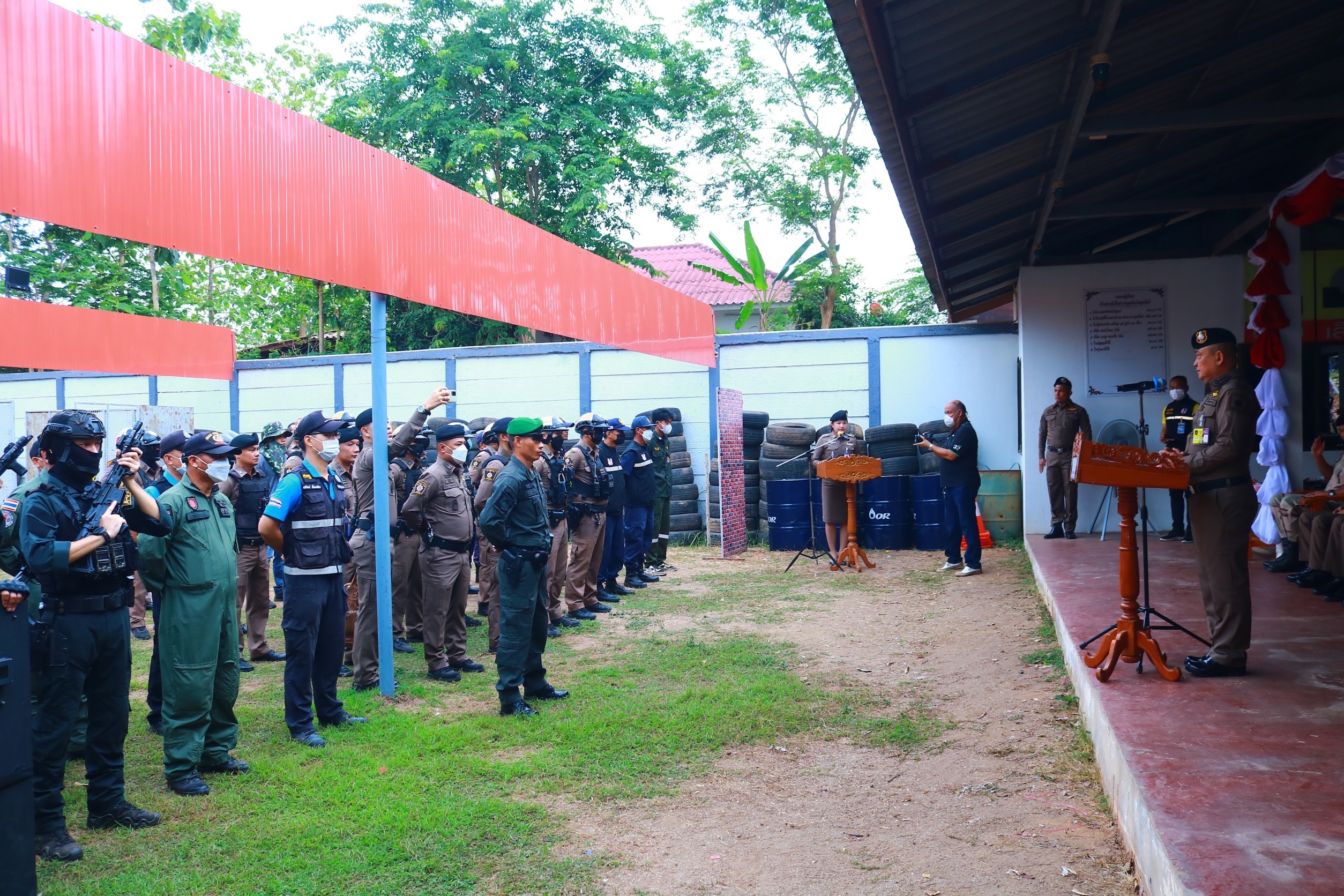 รองผบช.ภ.6 ตรวจเยี่ยมการฝึกยุทธวิธีการระงับเหตุด้วยไม้ง่ามและชมการสาธิตของชุดอาวุธพิเศษ 