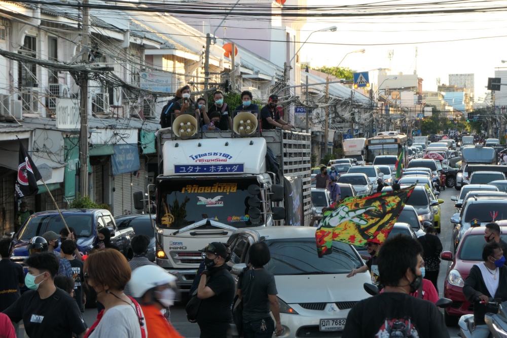 'บก.ลายจุด' นำขบวน สมบัติ (ทัวร์) บุกทำเนียบรัฐบาล เคลื่อนขบวนขับวนอนุสาวรีย์ พร้อมบีบแตร สนั่น!