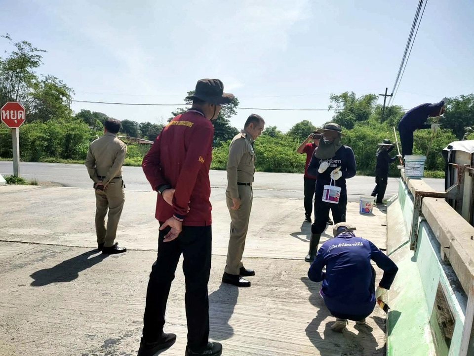 สนพ.อ่างทอง จับมือเรือนจำอ่างทอง จัดจิตอาสาทาสีสะพาน เฉลิมพระเกียรติ 28 กรกฎาคม